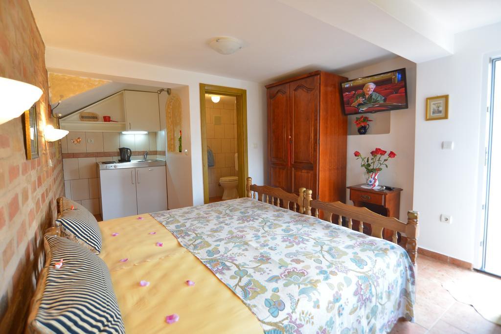 Apartments Palace Mira Mare Tivat Exterior photo